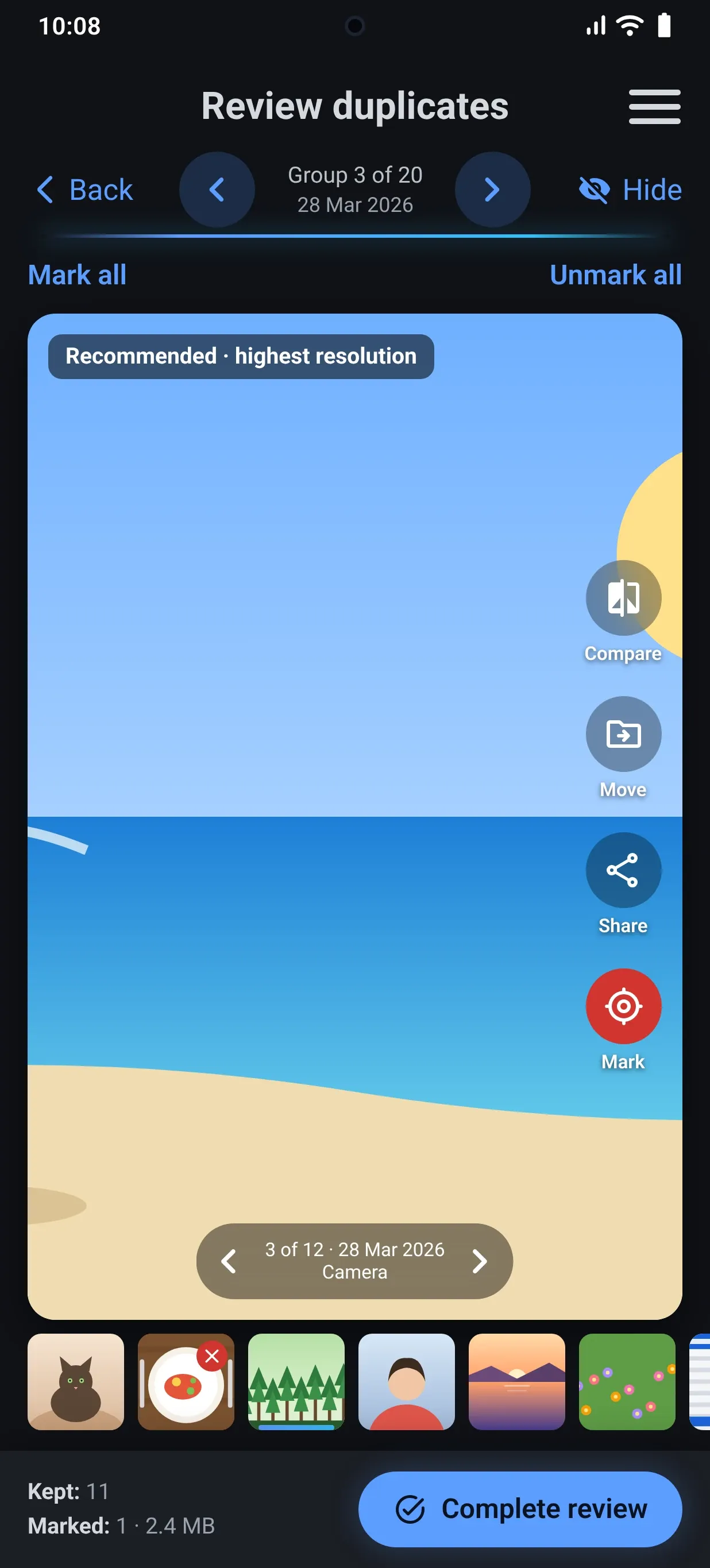 A group of duplicates, one photo at a time, with the Compare, Move, Share and Mark buttons